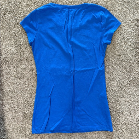 🦋4/$11🦋Wound Up Vibrant Blue Tee size small - Picture 2 of 3